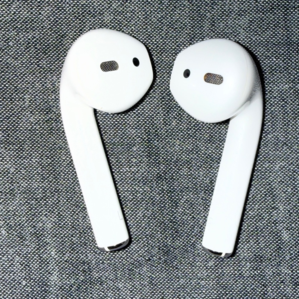 Apple Wireless Earbuds with Charging Case - White - Picture 8 of 8